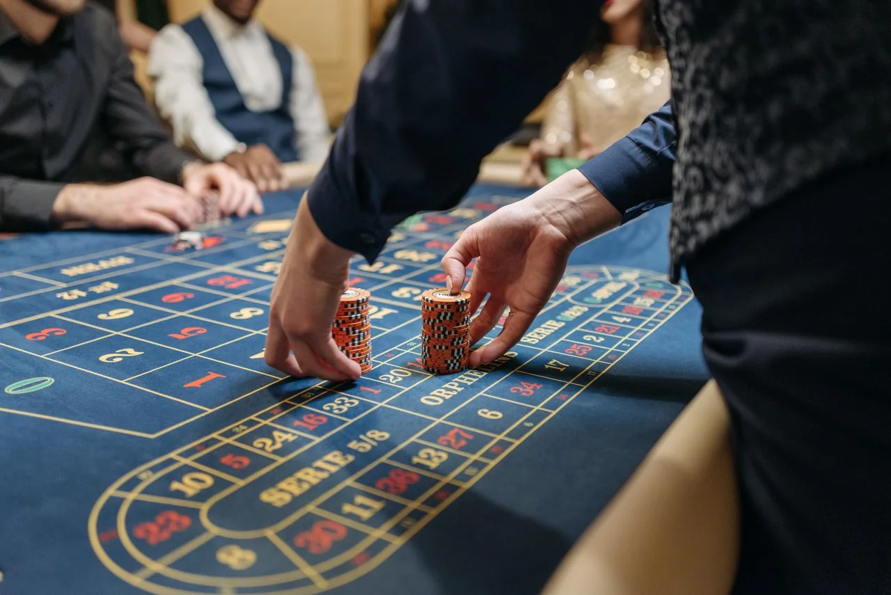 Cách Chọn Bàn Và Quy Tắc Chơi Blackjack Tại AE88